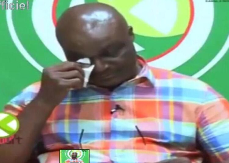 Roger Milla fond en larmes devant son ancien chauffeur