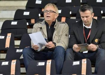 Volker Finke suit Christian Bekamenga