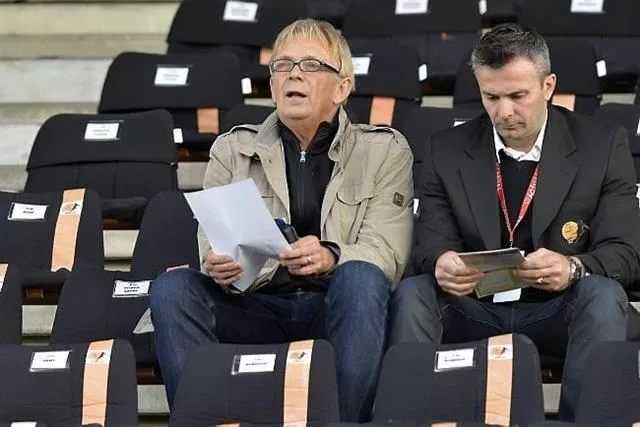 Volker Finke suit Christian Bekamenga