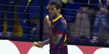 Vidéo : Dani Alves combat le racisme en mangeant une banane lancée par un supporter