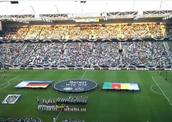 Ambiance du stade à l&rsquo;éxécution de l&rsquo;hymne