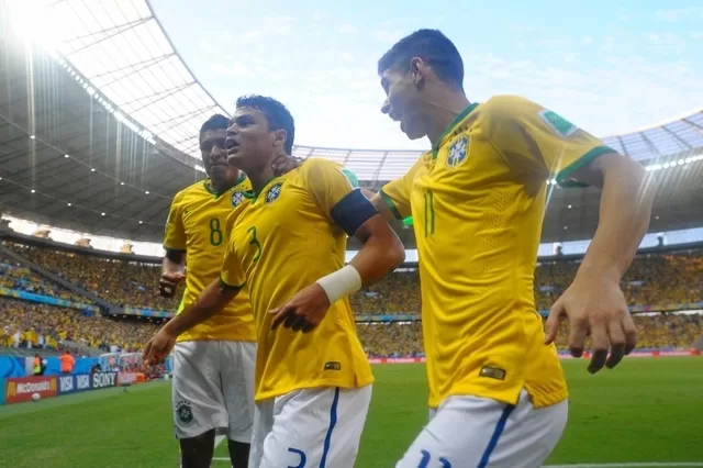 Le Brésil rejoint l&rsquo;Allemagne en demi-finale