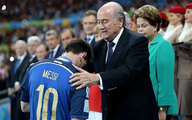 Le sacre de Messi, la sanction de Suarez : Sepp Blatter ne comprend pas