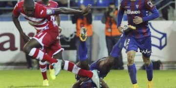 Liga : Nyom lance sa Grenade, Boveda la désamorce