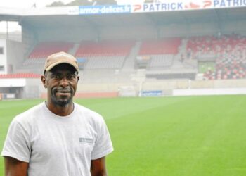 Manu Bessong. L&rsquo;ex-pro marque la pelouse à la culotte