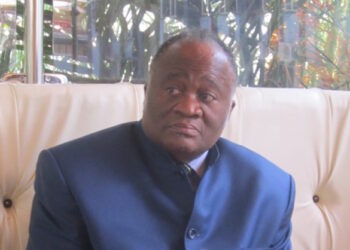 Replique: Pr Mouangué Kobila donne un cours magistral au Pr Owona