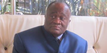 Replique: Pr Mouangué Kobila donne un cours magistral au Pr Owona