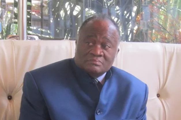 Replique: Pr Mouangué Kobila donne un cours magistral au Pr Owona