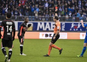 Gantoise-Standard : Enoh Eyong voit rouge