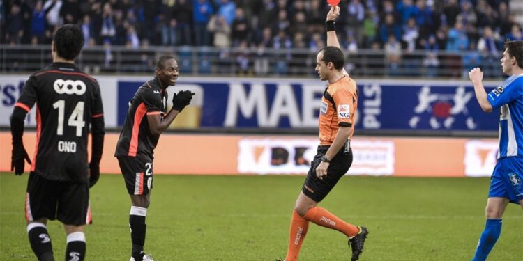 Gantoise-Standard : Enoh Eyong voit rouge