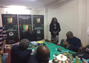 Lions Indomptables : Joseph Owona tacle Alex Song