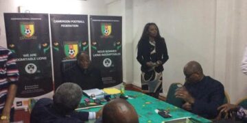 Lions Indomptables : Joseph Owona tacle Alex Song