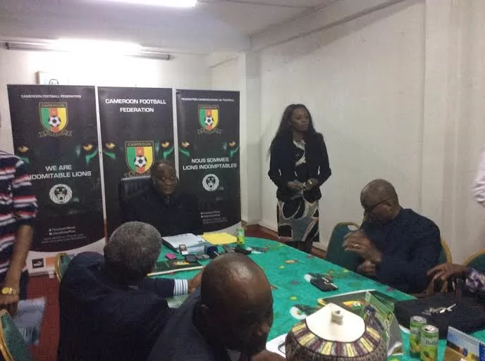 Lions Indomptables : Joseph Owona tacle Alex Song