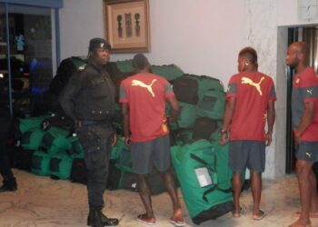 Des problèmes de primes retardent le départ pour Libreville