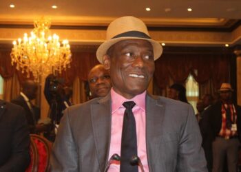 J.A. Bell a signé le diplôme d&rsquo;honneur d&rsquo;Obiang Nguema