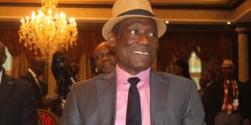 J.A. Bell a signé le diplôme d&rsquo;honneur d&rsquo;Obiang Nguema