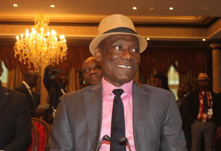 J.A. Bell a signé le diplôme d’honneur d’Obiang Nguema