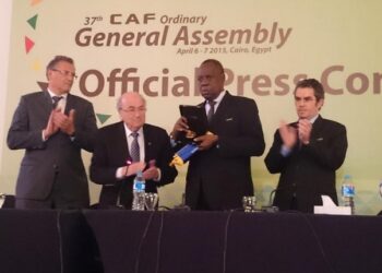 Élections à la FIFA : Issa Hayatou soutient Sepp Blatter