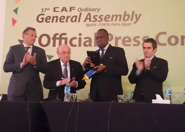 Élections à la FIFA : Issa Hayatou soutient Sepp Blatter