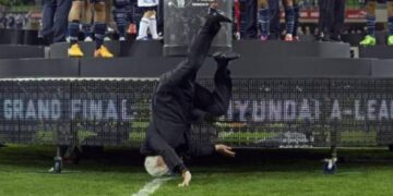 Divers : Le président de la FFA chute du podium (vidéo)