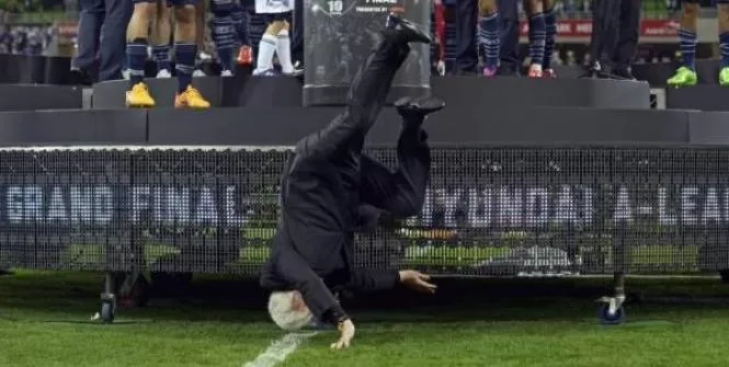 Divers : Le président de la FFA chute du podium (vidéo)