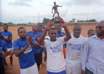 Franck Omgba Opono fête son titre avec les siens