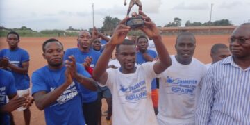 Franck Omgba Opono fête son titre avec les siens