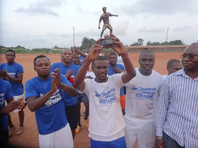 Franck Omgba Opono fête son titre avec les siens