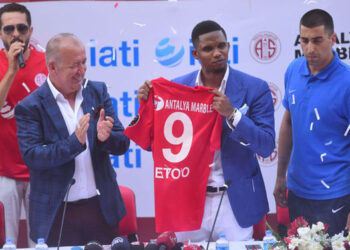 [Vidéo] Antalyaspor : Samuel Eto’o présenté au public