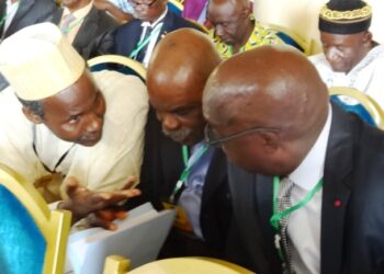 Publication des textes: la grogne monte