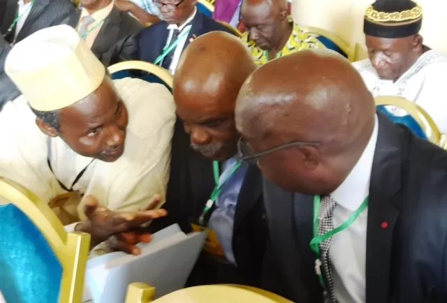 Publication des textes: la grogne monte