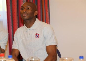 Famille exilée : Libération taille Stéphane Mbia