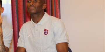 Famille exilée : Libération taille Stéphane Mbia