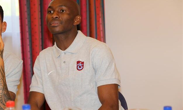 Famille exilée : Libération taille Stéphane Mbia