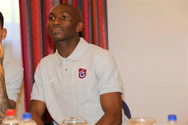 Famille exilée : Libération taille Stéphane Mbia