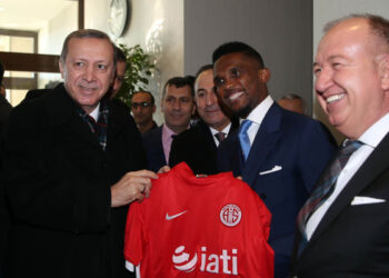 Antalya : Eto’o accueille le président turc à l’aéroport