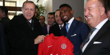 Antalya : Eto’o accueille le président turc à l’aéroport