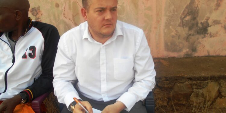 Bamboutos: Johan Buyle, recordman du plus court séjour comme entraîneur