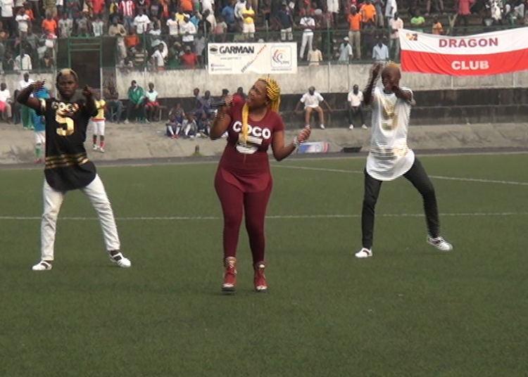 Coco argentée enflamme le stade de la réunification de Douala