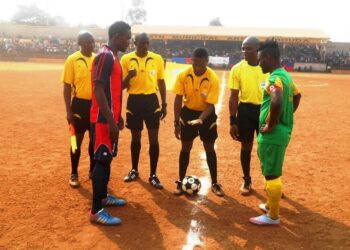 Insolite : Un arbitre oublie ses cartons