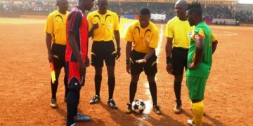 Insolite : Un arbitre oublie ses cartons