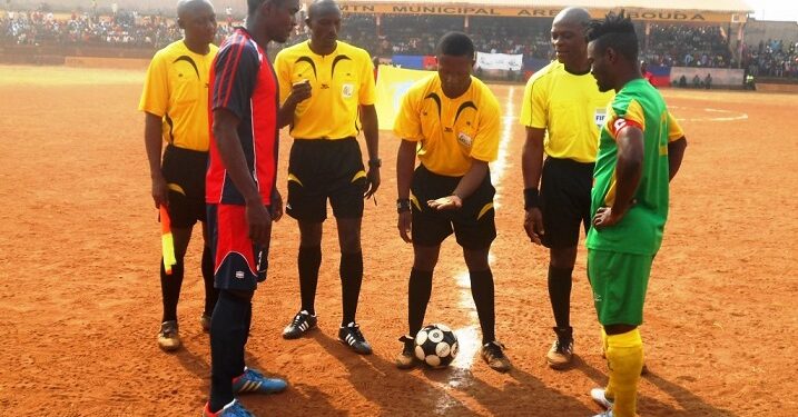 Insolite : Un arbitre oublie ses cartons