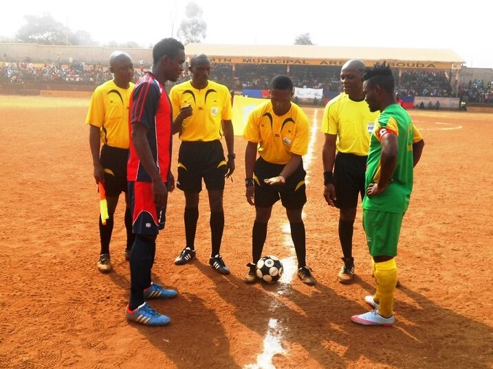 Insolite : Un arbitre oublie ses cartons