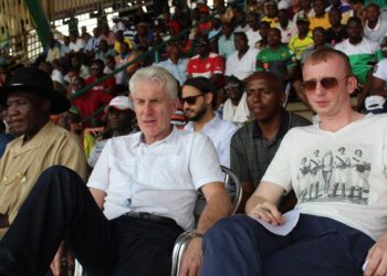 Douala: Deux blancs et un nègre