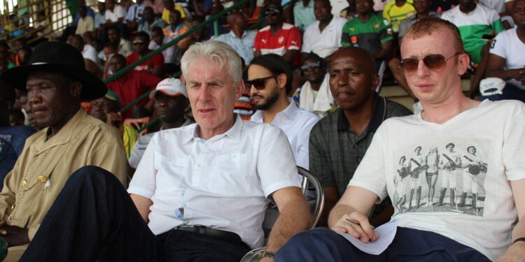 Douala: Deux blancs et un nègre