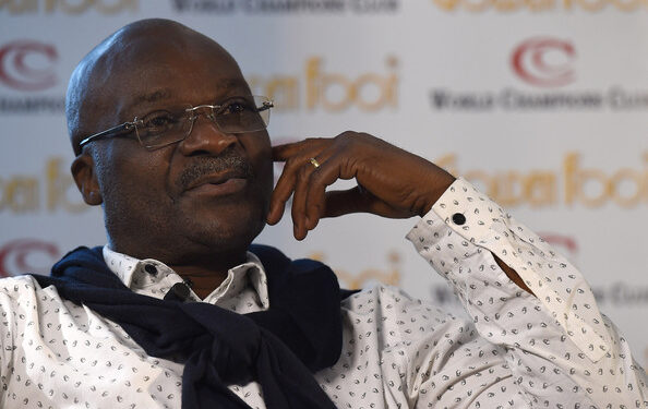 Primes des Lions de cecifoot : Roger Milla en sapeur pompier