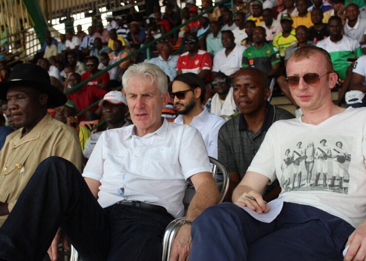 Douala: Deux blancs et un nègre