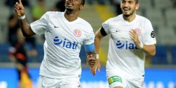 Avec un doublé et une passe, Eto’o corrige Galatasaray