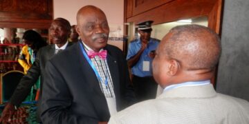 Antoine Essomba Eyenga range son nœud papillon
