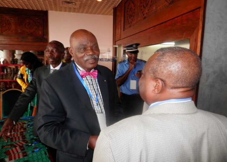 Antoine Essomba Eyenga range son nœud papillon